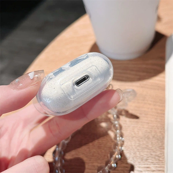 Trong các thử nghiệm không chính thức, người dùng đã thả AirPods được bọc trong vỏ TPU từ độ cao 1,5 mét lên sàn gỗ và thảm nhựa. (Ảnh 2) Trong các thử nghiệm không chính thức, người dùng đã thả AirPods được bọc trong vỏ TPU từ độ cao 1,5 mét lên sàn gỗ và thảm nhựa. (Ảnh 2)