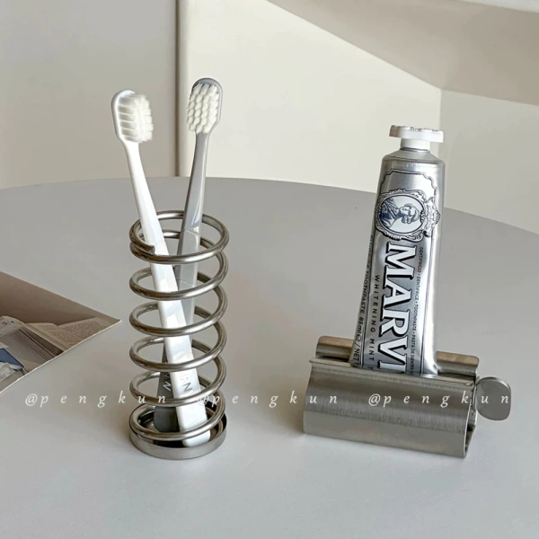Hãy tưởng tượng bạn đang vắt kem từ một bồn nhỏ thông qua một lỗ rỗng. (Ảnh 2) Hãy tưởng tượng bạn đang vắt kem từ một bồn nhỏ thông qua một lỗ rỗng. (Ảnh 2)
