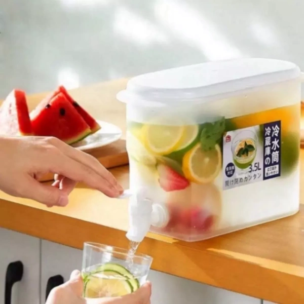 Vòi trên bình đựng nước giúp giảm bớt các thao tác thủ công trong việc lấy nước. (Ảnh 2) Vòi trên bình đựng nước giúp giảm bớt các thao tác thủ công trong việc lấy nước. (Ảnh 2)