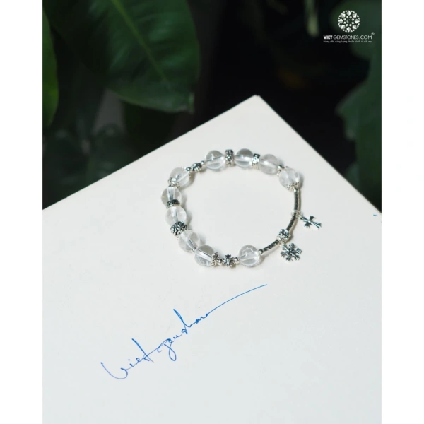 Vòng chuỗi trắng pha charm bạc không chỉ làm đẹp, mà còn biến mỗi lời nguyện cầu thành cảm xúc hiện hữu - Ảnh 3 Vòng chuỗi trắng pha charm bạc không chỉ làm đẹp, mà còn biến mỗi lời nguyện cầu thành cảm xúc hiện hữu - Ảnh 3