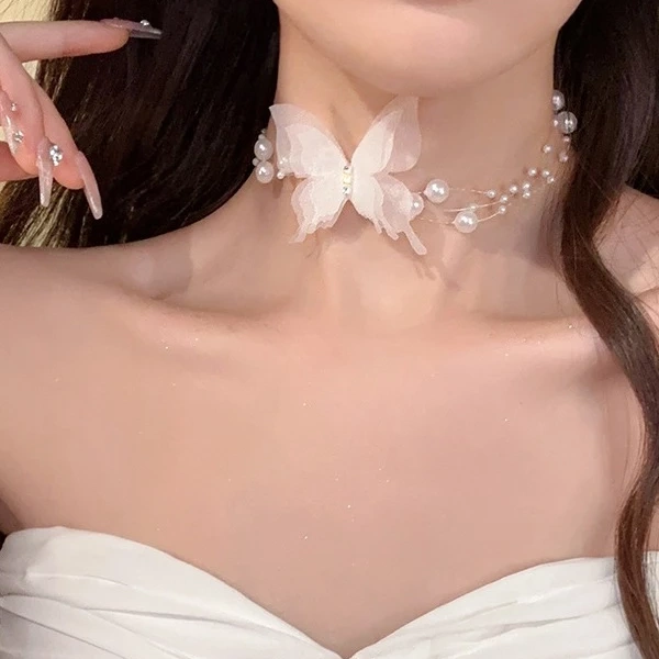 Vòng cổ choker thường được thiết kế ôm sát cổ, mang lại cảm giác gọn gàng và thu hút ánh nhìn lên vùng trung tâm khuôn mặt. (Ảnh 2) Vòng cổ choker thường được thiết kế ôm sát cổ, mang lại cảm giác gọn gàng và thu hút ánh nhìn lên vùng trung tâm khuôn mặt. (Ảnh 2)