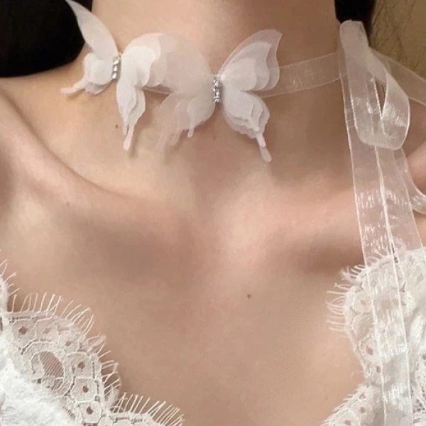 Vòng cổ choker đính hạt ngọc mang lại vẻ sang trọng, nhưng đồng thời bật mí những khuyết điểm ẩn của áo trang phục. - Ảnh 3 Vòng cổ choker đính hạt ngọc mang lại vẻ sang trọng, nhưng đồng thời bật mí những khuyết điểm ẩn của áo trang phục. - Ảnh 3