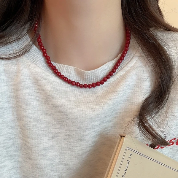 Vòng cổ đính cườm thủy tinh đỏ: Khi vẻ sang trọng gặp bất ngờ trong việc bảo quản hàng ngày - Ảnh 5 Vòng cổ đính cườm thủy tinh đỏ: Khi vẻ sang trọng gặp bất ngờ trong việc bảo quản hàng ngày - Ảnh 5