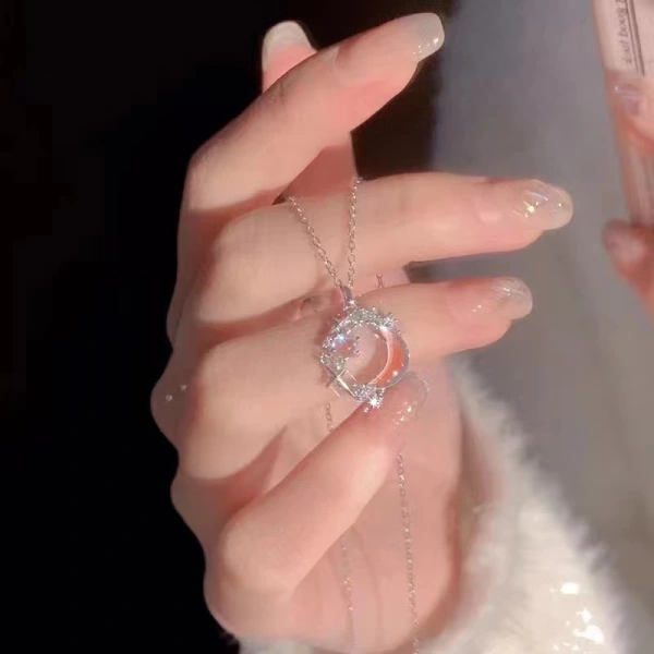 Ngôi sao và mặt trăng là hai biểu tượng quen thuộc trong truyện cổ tích và sách thiếu nhi, luôn gắn liền với những câu chuyện về ước mơ và hy vọng. (Ảnh 2) Ngôi sao và mặt trăng là hai biểu tượng quen thuộc trong truyện cổ tích và sách thiếu nhi, luôn gắn liền với những câu chuyện về ước mơ và hy vọng. (Ảnh 2)