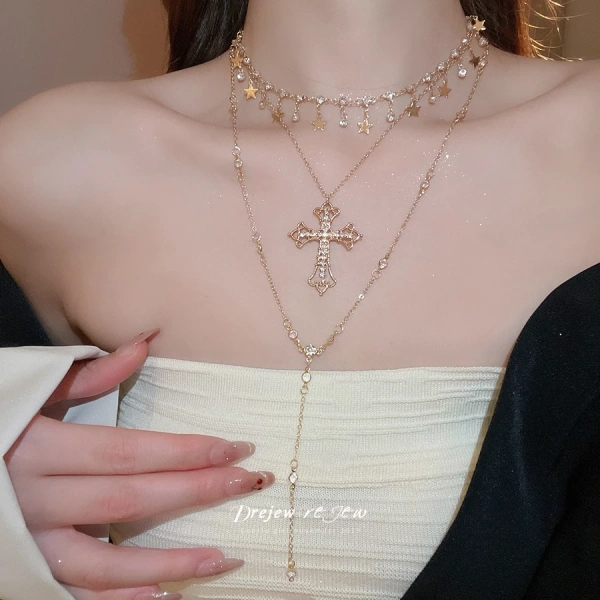 Trong một số trường hợp, người mặc có thể cân nhắc sử dụng khuy măng sét (brooch) thay vì vòng cổ. (Ảnh 3)