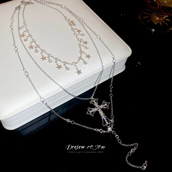 Model Vòng cổ hình ngôi sao chéo đính kim cương DREJEW là một sản phẩm thích hợp để nâng tầm cho áo len cổ điển, đặc biệt trong phong cách Châu Âu‑Mỹ. (Ảnh 4)