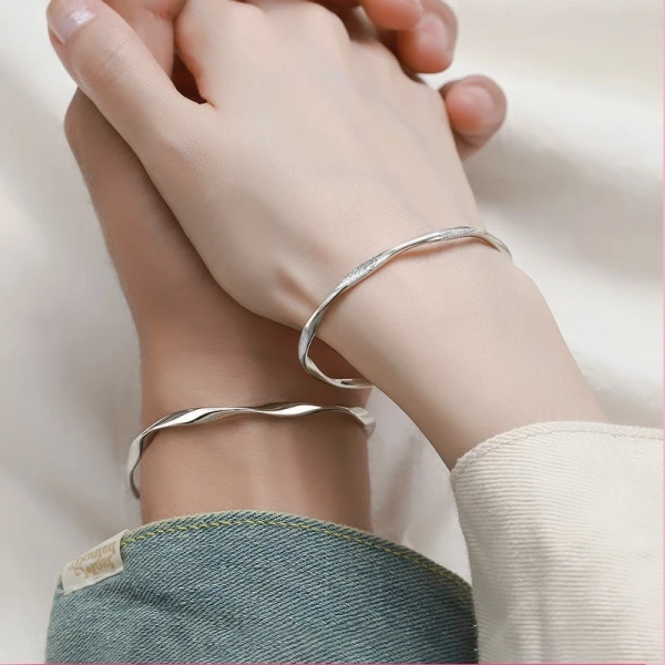 Tiếc rằng không phải ai cũng hiểu rõ lợi ích sức khỏe tiềm ẩn khi đeo vòng titanium. (Ảnh 2) Tiếc rằng không phải ai cũng hiểu rõ lợi ích sức khỏe tiềm ẩn khi đeo vòng titanium. (Ảnh 2)