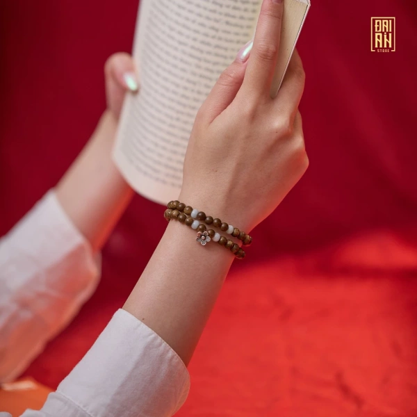Vòng tay trầm hương mang lại cảm giác thư giãn ban đầu, nhưng độ bám da sau một tháng lại khiến nhiều người ngạc nhiên - Ảnh 2