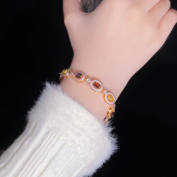 Vòng tay zircon bầu dục sang trọng: Khi vẻ đẹp lấp lánh khiến người mặc cảm thấy không thoải mái suốt cả ngày - Ảnh 1