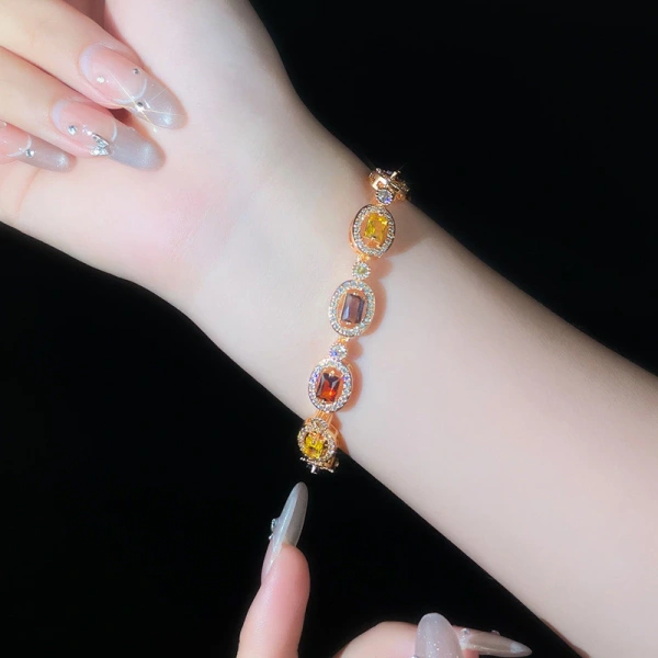 Trong danh mục Trang sức thời trang của một cửa hàng uy tín, Vòng tay zircon hình bầu dục nhiều màu sắc, thời trang sang trọng với thiết kế cá tính cho phụ kiện quý cô đang được nhiều phụ nữ lựa chọn. (Ảnh 4)