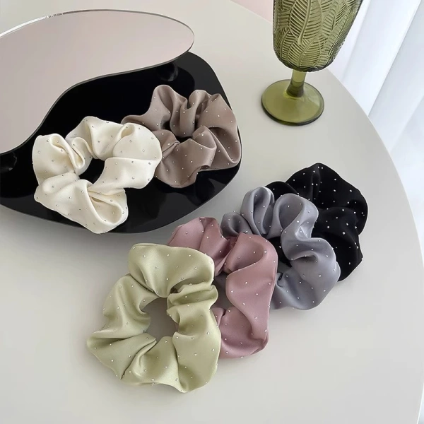 Sản phẩm Pháp Retro Lấp Lánh Satin Tóc Đuôi Ngựa (Scrunchies 100% chất lượng cao) là một ví dụ điển hình cho xu hướng kết hợp thời trang và chức năng. (Ảnh 3) Sản phẩm Pháp Retro Lấp Lánh Satin Tóc Đuôi Ngựa (Scrunchies 100% chất lượng cao) là một ví dụ điển hình cho xu hướng kết hợp thời trang và chức năng. (Ảnh 3)