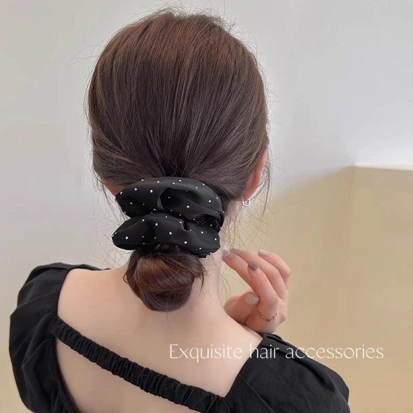 Việc quyết định sử dụng vòng tóc satin không chỉ dựa vào yếu tố thẩm mỹ mà còn phụ thuộc vào lịch trình và nhu cầu cá nhân. (Ảnh 4) Việc quyết định sử dụng vòng tóc satin không chỉ dựa vào yếu tố thẩm mỹ mà còn phụ thuộc vào lịch trình và nhu cầu cá nhân. (Ảnh 4)