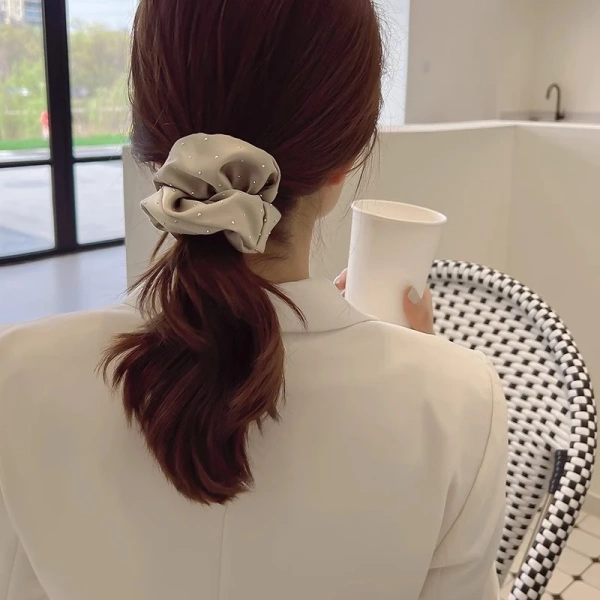 Trong thị trường hiện nay, vòng tóc satin có mức giá đa dạng tùy vào thương hiệu, độ dày và chiết khấu. (Ảnh 5) Trong thị trường hiện nay, vòng tóc satin có mức giá đa dạng tùy vào thương hiệu, độ dày và chiết khấu. (Ảnh 5)