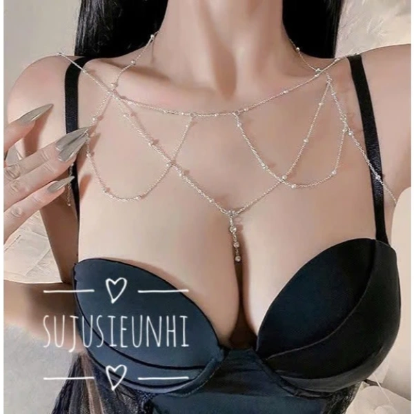 Vòng xích bi không chỉ là một phụ kiện, mà còn là một công cụ tạo nên “điểm nhấn” trong tổng thể trang phục. (Ảnh 2) Vòng xích bi không chỉ là một phụ kiện, mà còn là một công cụ tạo nên “điểm nhấn” trong tổng thể trang phục. (Ảnh 2)