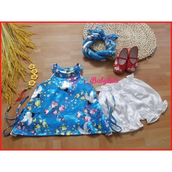 Yếm gấm cho bé gái dịp Tết: khi vẻ sang trọng lại khiến việc giữ form khi bé chạy nhảy trở nên bất ngờ khó khăn. - Ảnh 2