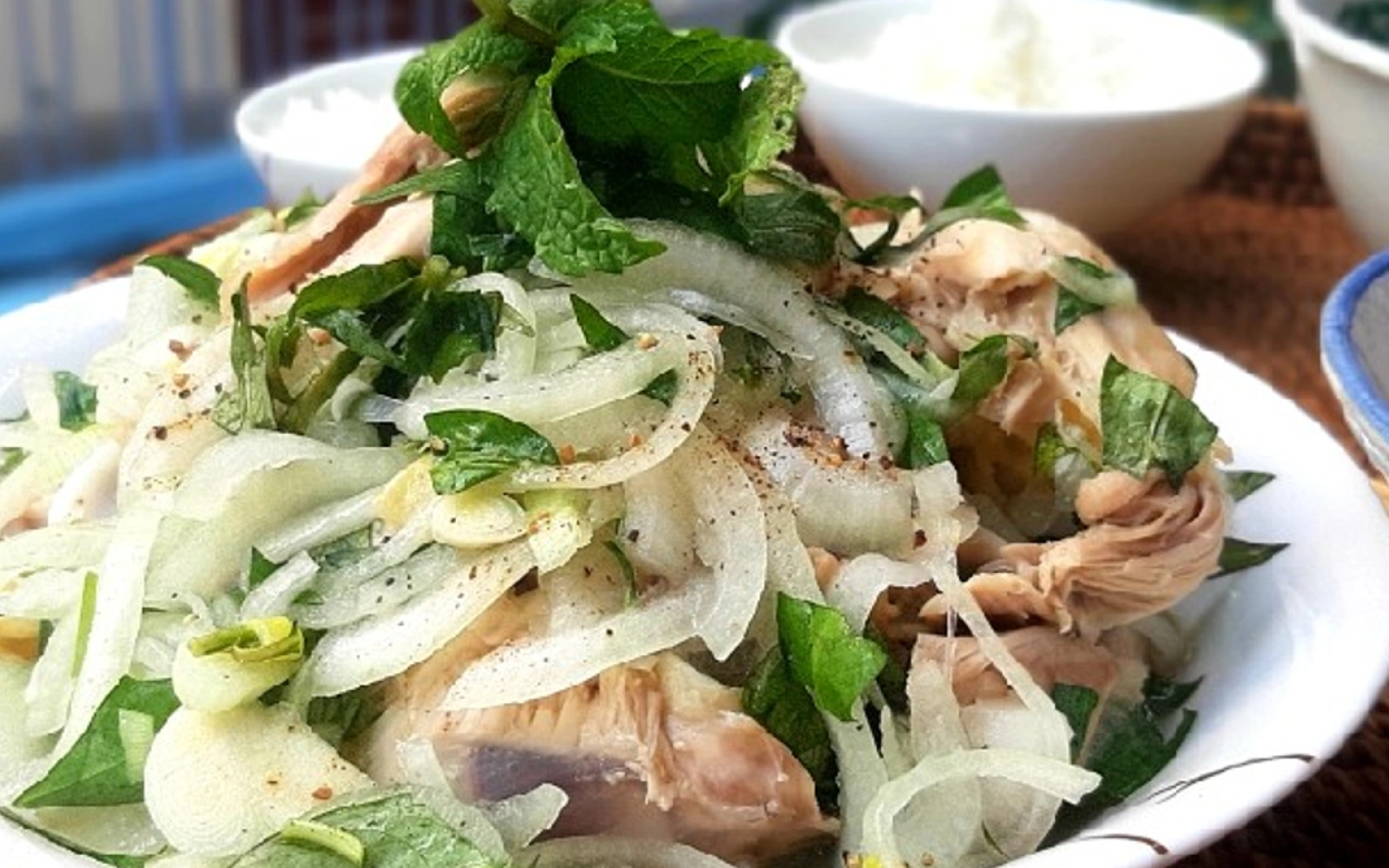 Gà bóp hành tây