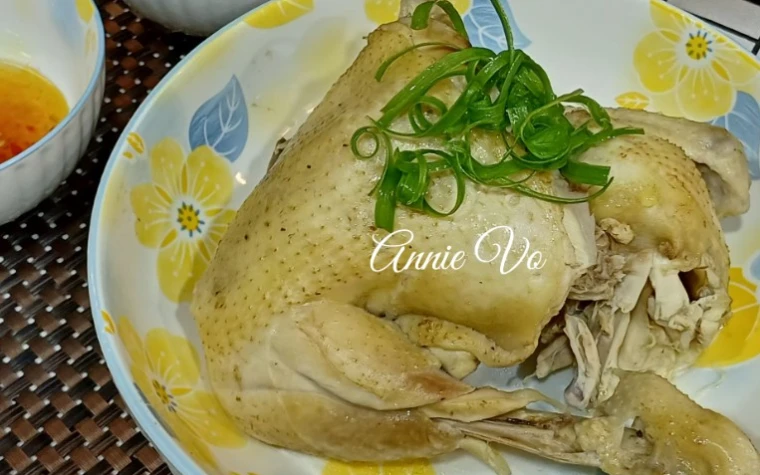 Gà luộc bằng nồi cơm điện, vừa tiện vừa ngon
