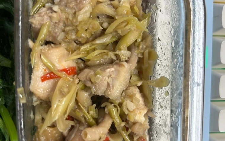 Gà xào sả ớt