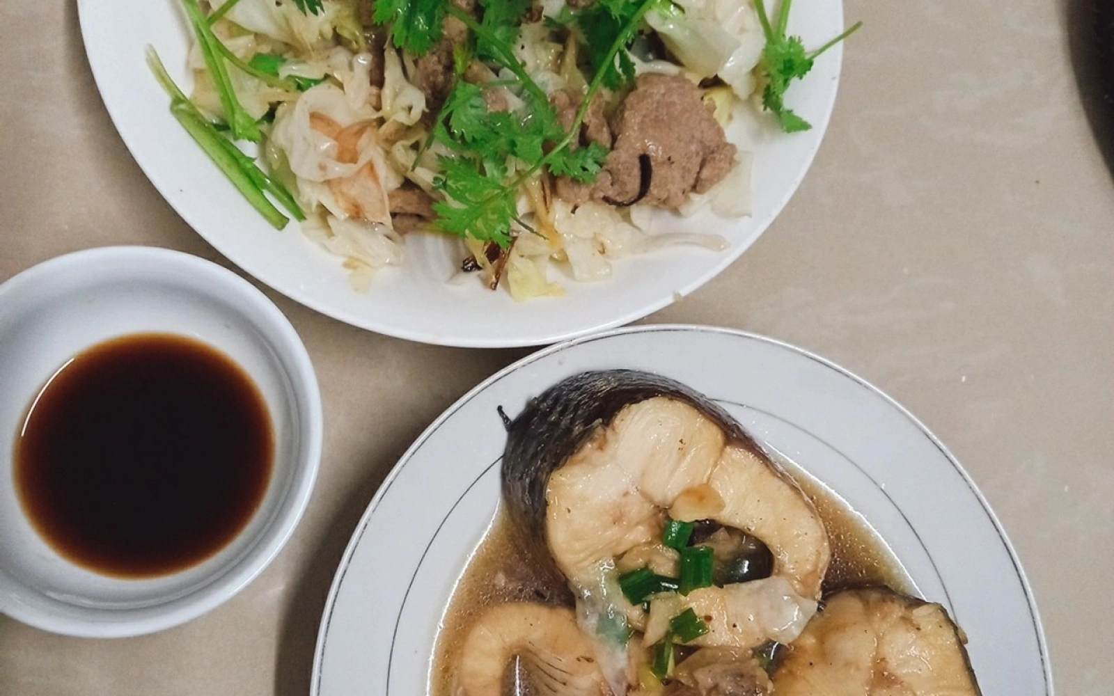 Mâm cơm mùa hè 3 – Bắp cải xào bò & cá lóc kho hành