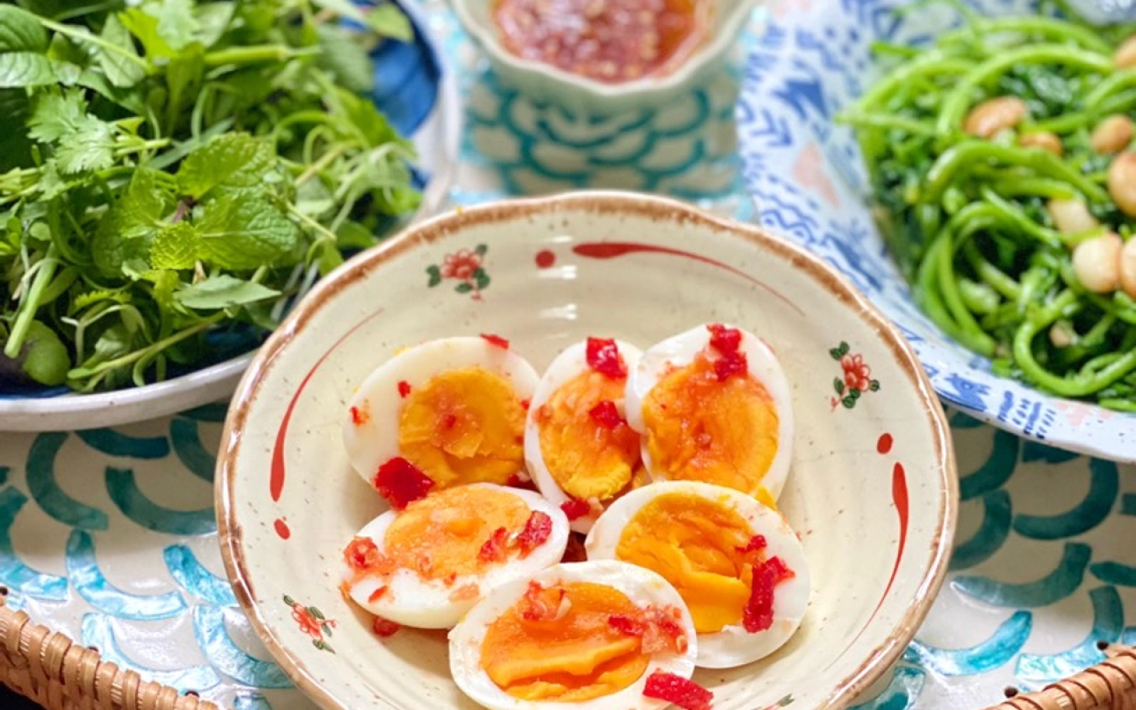 Trứng Gà Luộc Mắm Tỏi Ớt