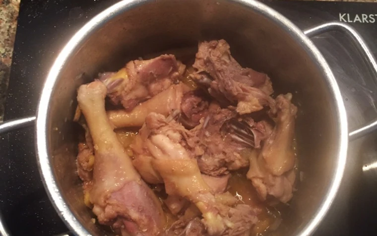 Gà ri kho gừng