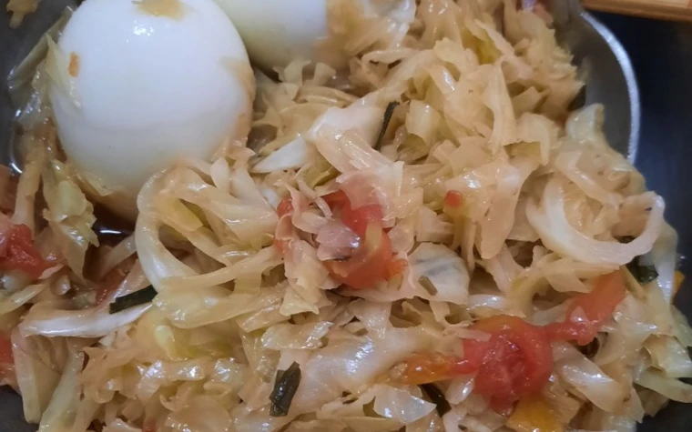 Keto bắp cải xào nước tương tỏi ớt Chinsu + trứng luộc