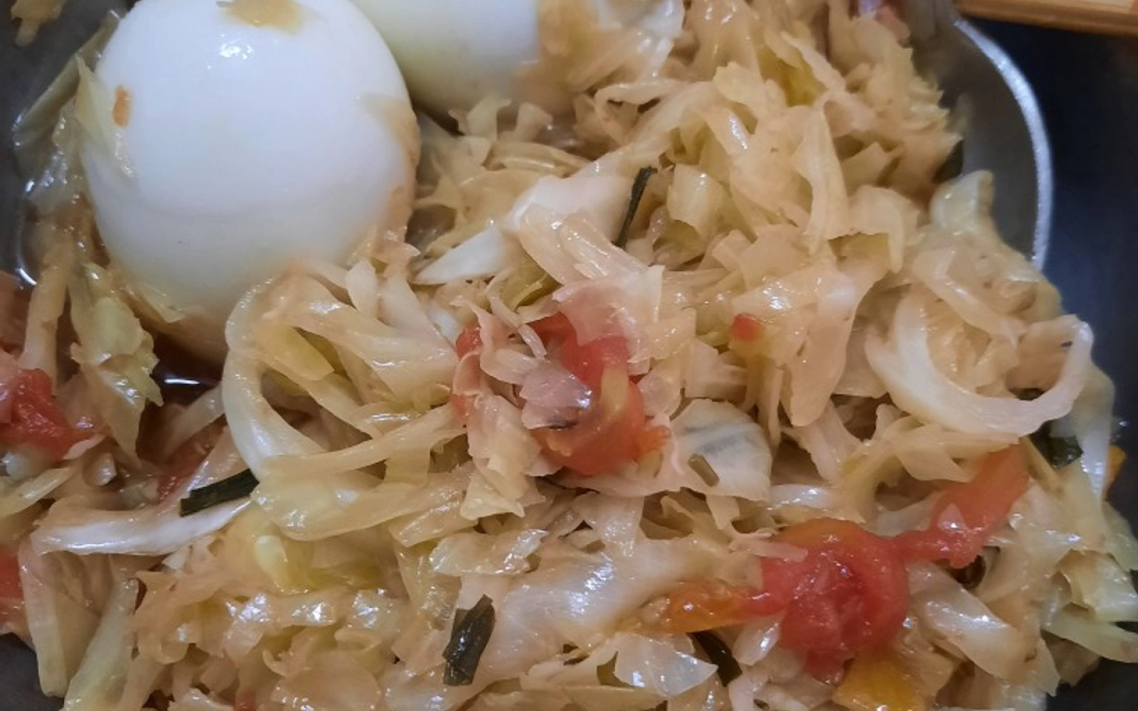 Keto bắp cải xào nước tương tỏi ớt Chinsu + trứng luộc
