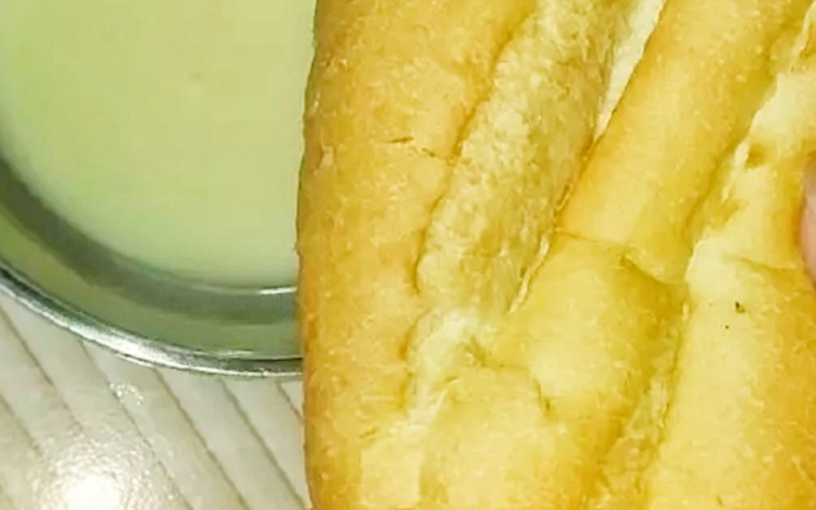 Bánh mì chấm sữa đặc