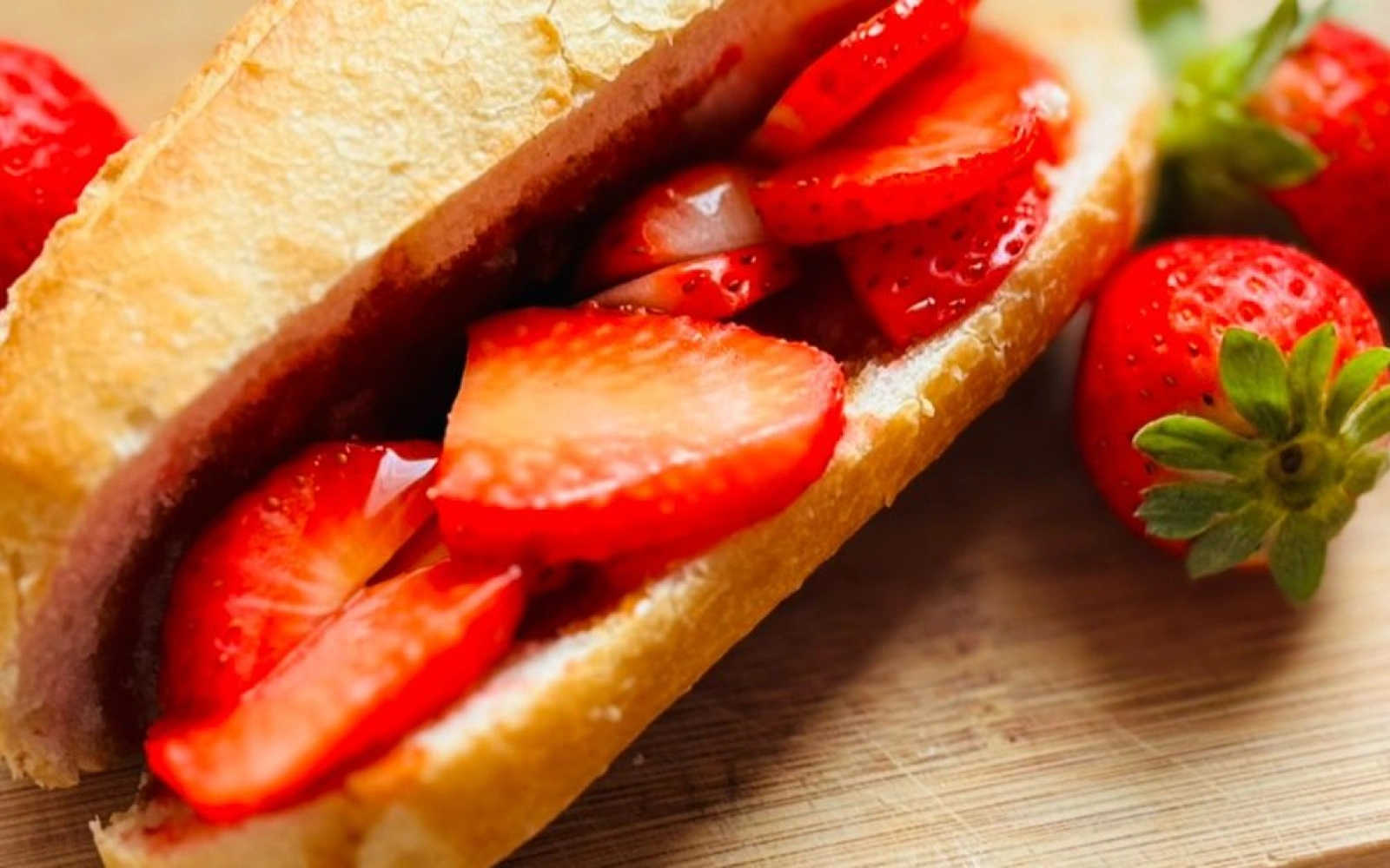 Bánh Mì Kẹp Dâu Tây
