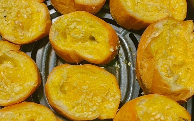 Cách làm bánh mì nướng bơ tỏi NCKD thơm lừng