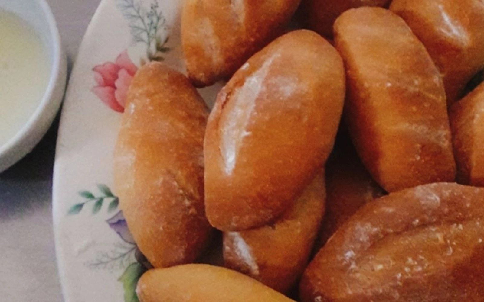 Bánh mì tí hon chấm sữa đặc