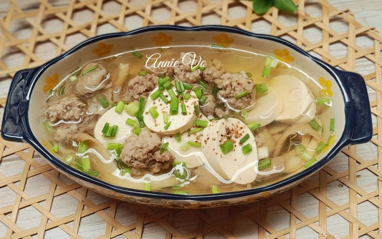 Canh đậu hũ non nấu thịt viên