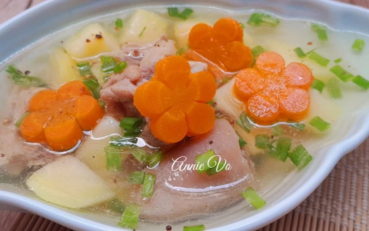Canh khoai tây cà rốt nấu đuôi heo