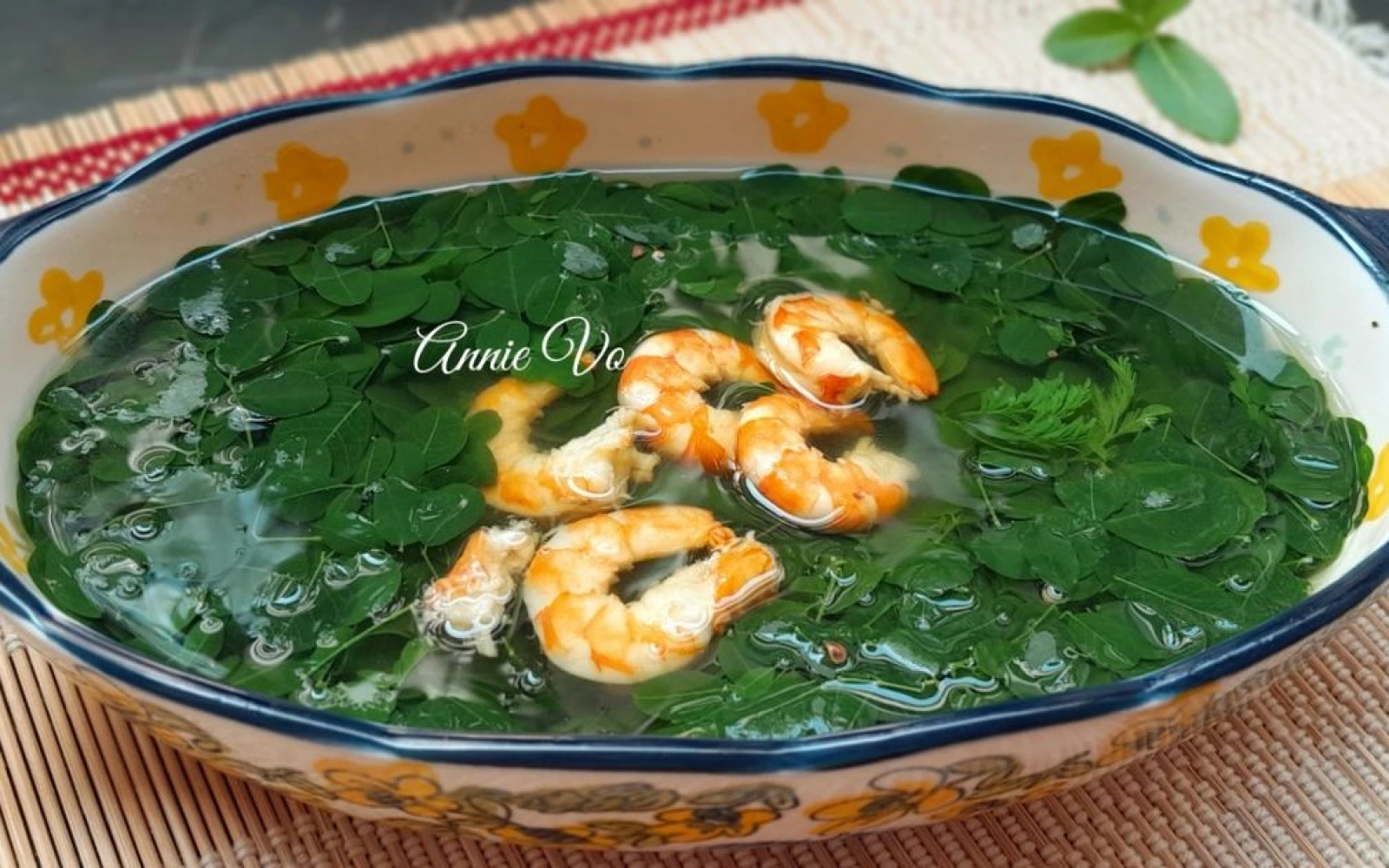 Canh rau chùm ngây nấu tôm
