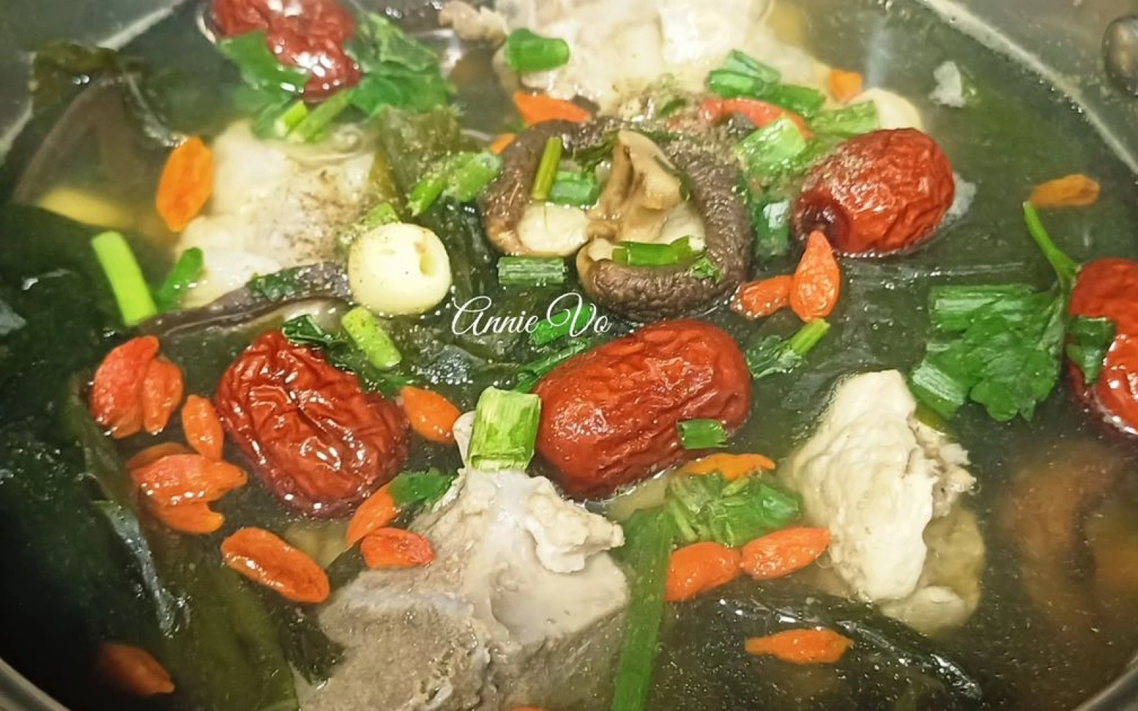 Canh xương heo nấu rong biển táo đỏ