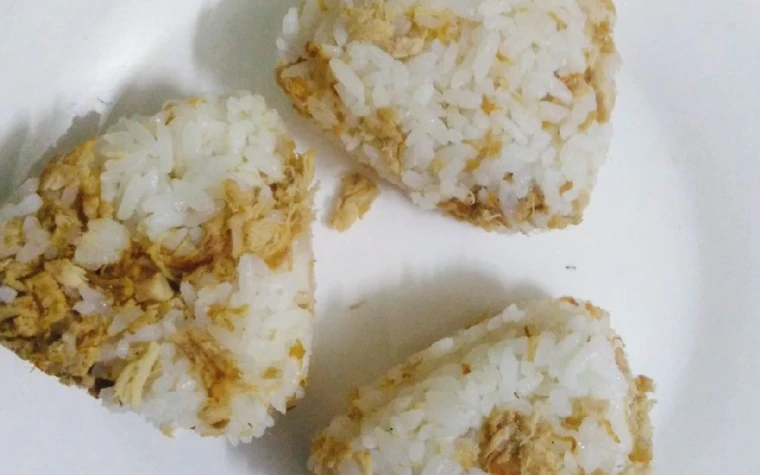Cơm nắm ruốc heo