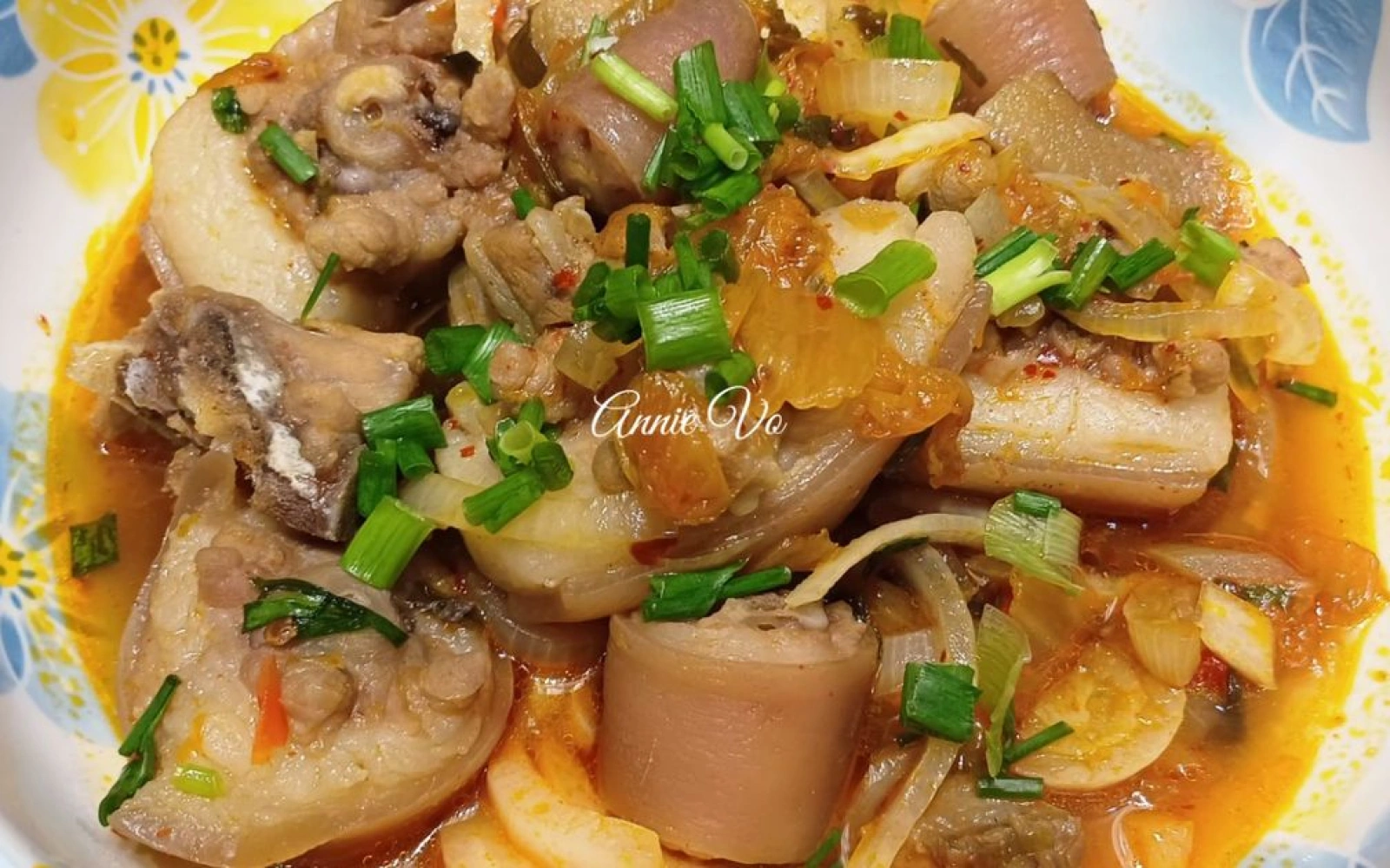 Cách làm Đuôi heo hầm kim chi hành tây