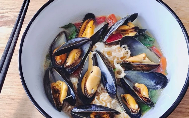 Mì Gói Chua Cay Topping Vẹm Đen