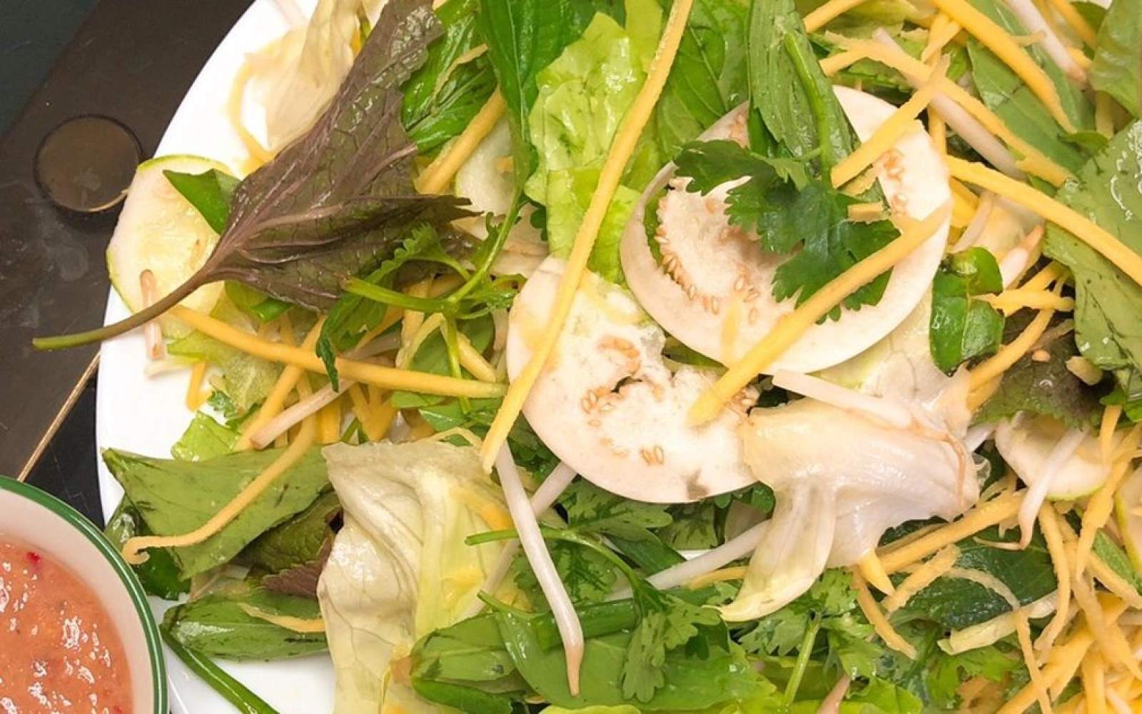 Rau sống chấm mắm ruốc