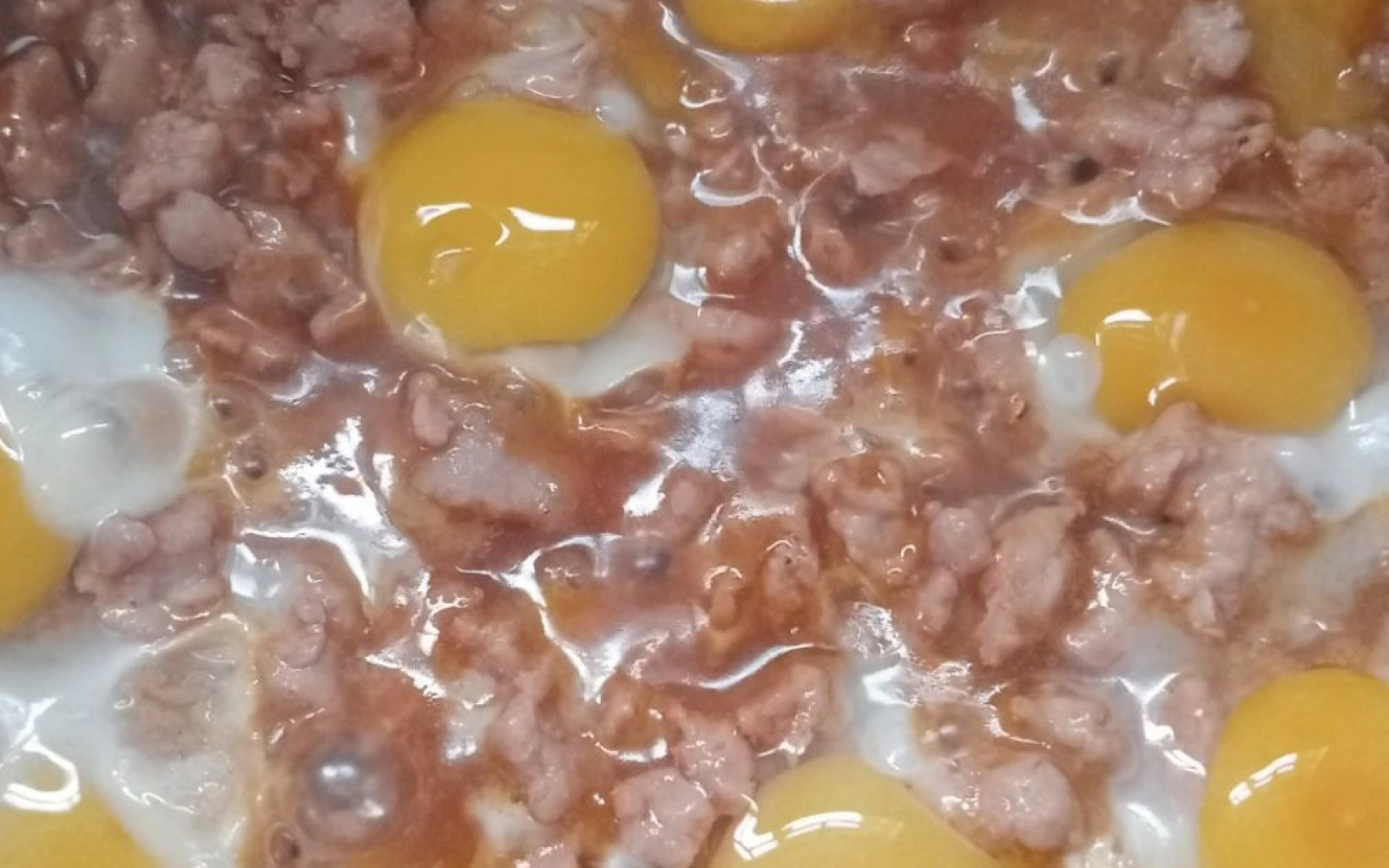 Trứng cút ốp la sốt thịt bằm