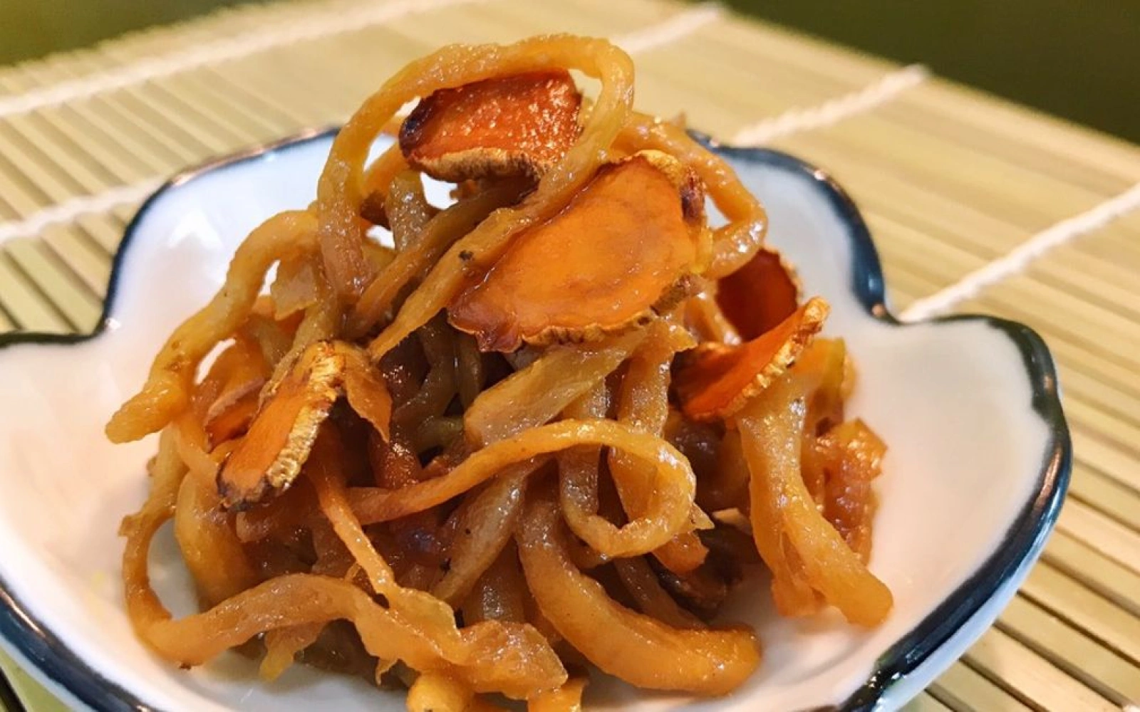Xá bấu (củ cải khô muối) xào nghệ