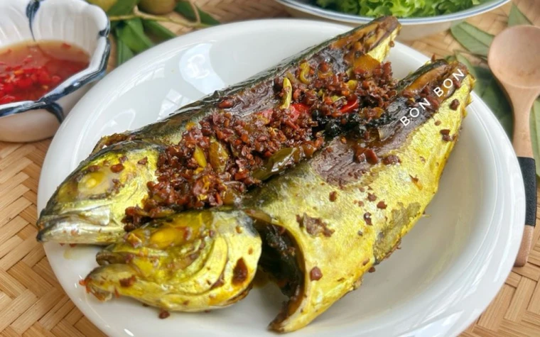 Cá sòng kho nghệ củ nén