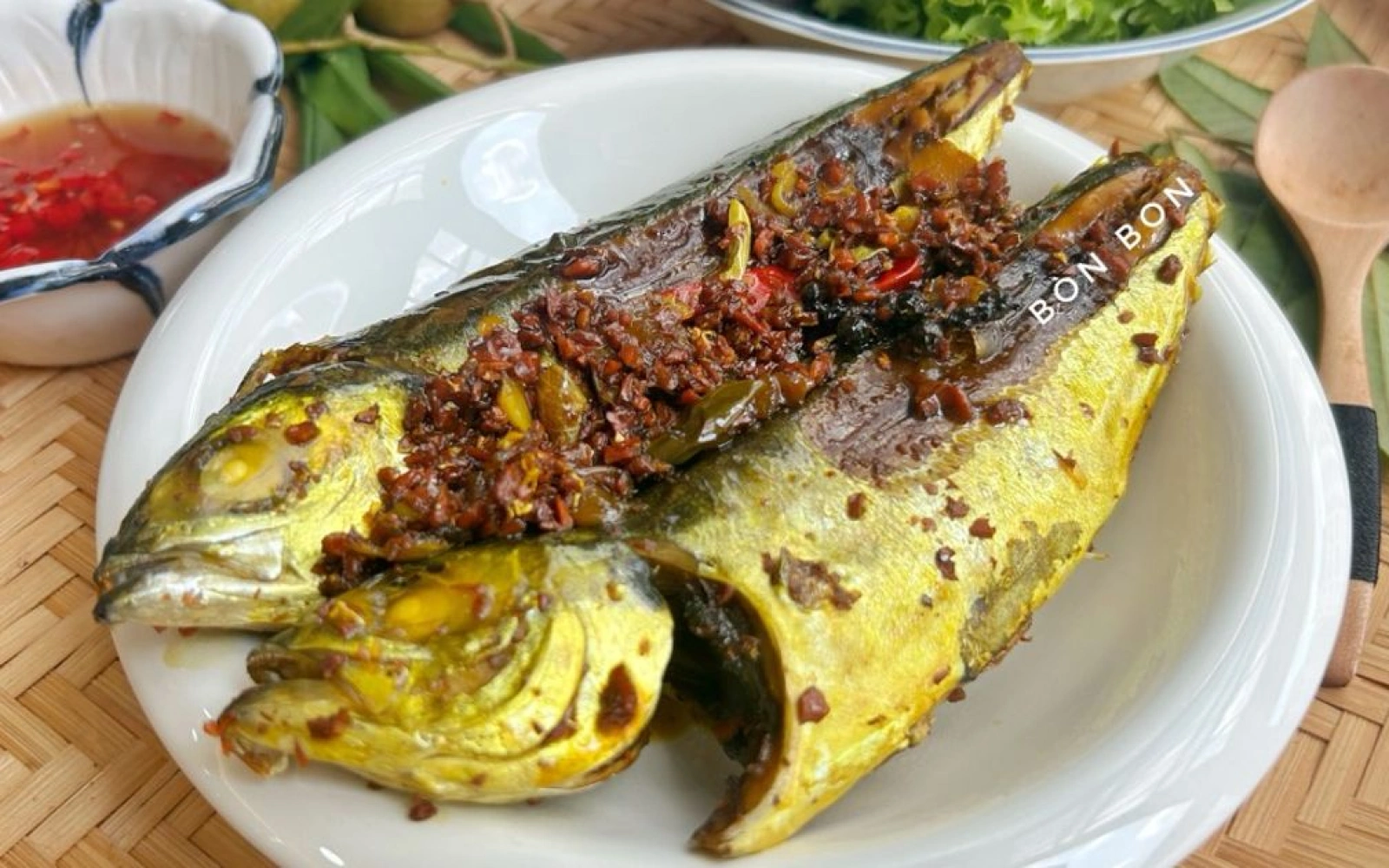 Cá sòng kho nghệ củ nén
