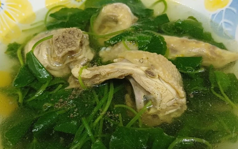 Canh rau má nấu gà