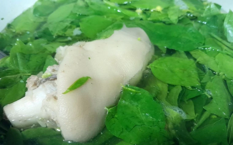 Canh rau ngót nấu giò heo