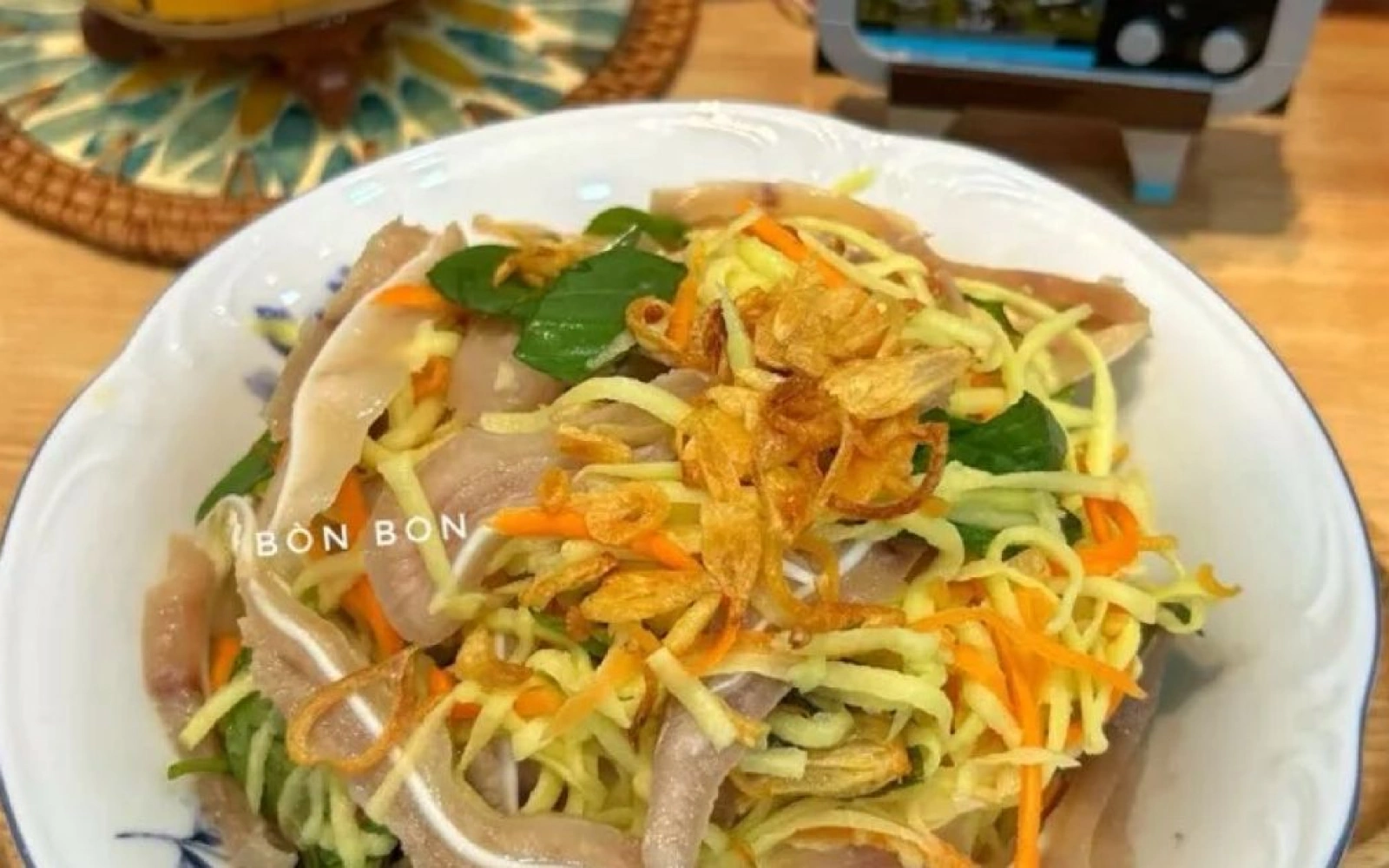 Cách làm Gỏi Tai Heo Xoài Xanh – Món khai vị Việt Nam giòn tan, thanh mát
