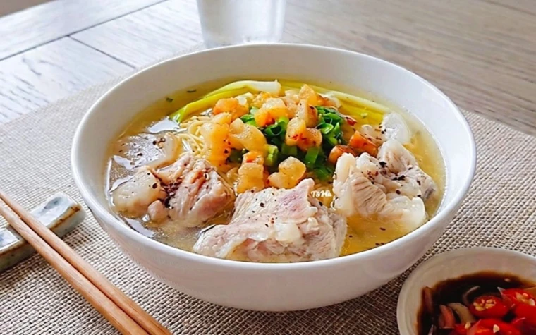Mì tươi nấu sườn non
