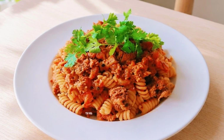 NUI xào bò sốt cà chua