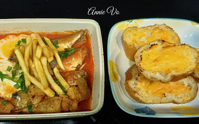 Cá hộp sốt cà và bánh mì nướng bơ