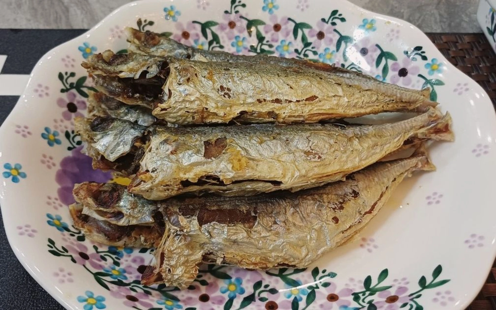 Cá nục chiên giòn
